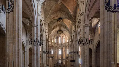 Interior de la Basílica-catedral de Santa María de Tortosa Interior de la Basílica-catedral de Santa María de Tortosa