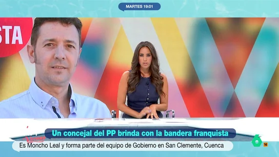 "Le ha dado por las águilas": Marina Valdés, al ver al concejal del PP que brinda con una bandera franquista con un ave rapaz Moncho Leal, concejal del PP en San Clemente, protagoniza un polémico brindis ante una bandera franquista. En este vídeo, María Lamela analiza el perfil del edil, que ocupa las áreas de Medio Ambiente, Sanidad, Consumo y Festejos.