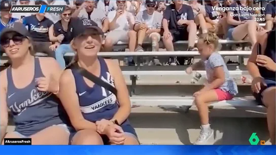 La reacción viral de una grada al dejar de ver el partido porque una niña logra hacer el reto de la botella La reacción viral de una grada al dejar de ver el partido porque una niña logra hacer el reto de la botella