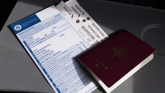 Un pasaporte, junto al documento de protección de fronteras y aduanas de Estados Unidos Un pasaporte, junto al documento de protección de fronteras y aduanas de Estados Unidos