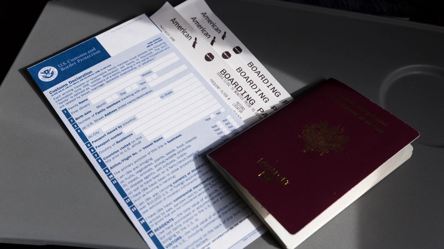 Un pasaporte, junto al documento de protección de fronteras y aduanas de Estados Unidos Un pasaporte, junto al documento de protección de fronteras y aduanas de Estados Unidos