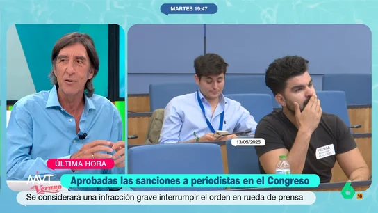 La reflexión de Benjamín Prado sobre los ultras agitadores en el Congreso: "Son un insulto para los periodistas de verdad" Benjamín Prado reflexiona en este vídeo sobre los pseudoperiodistas que acosan a periodistas y políticos, tras aprobarse la reforma del reglamento del Congreso que contempla sanciones si no se cumplen unas normas de comportamiento.
