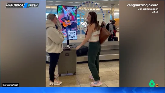 Le roba la maleta a su mejor amiga en el aeropuerto para darle una emotiva sorpresa: "Ha viajado desde Escocia" Le roba la maleta a su mejor amiga en el aeropuerto para darle una emotiva sorpresa: "Ha viajado desde Escocia"