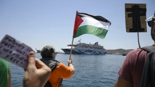 Una persona ondea una bandera palestina durante una protesta frente a un crucero con turistas israelíes que trata de acercarse a la isla de Siros, en el mar Egeo, Grecia. Una persona ondea una bandera palestina durante una protesta frente a un crucero con turistas israelíes que trata de acercarse a la isla de Siros, en el mar Egeo, Grecia.