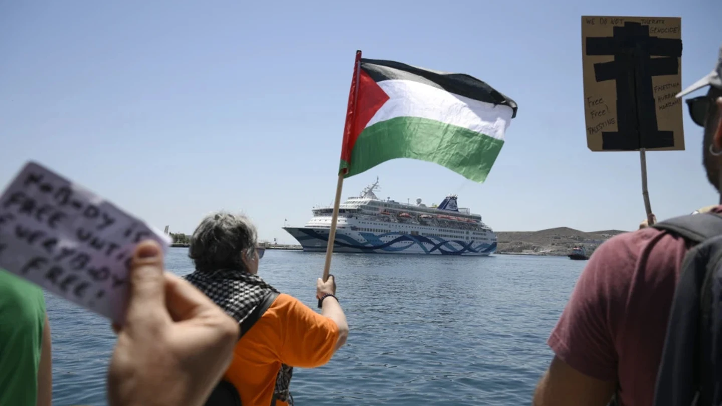 Una persona ondea una bandera palestina durante una protesta frente a un crucero con turistas israelíes que trata de acercarse a la isla de Siros, en el mar Egeo, Grecia. Una persona ondea una bandera palestina durante una protesta frente a un crucero con turistas israelíes que trata de acercarse a la isla de Siros, en el mar Egeo, Grecia.