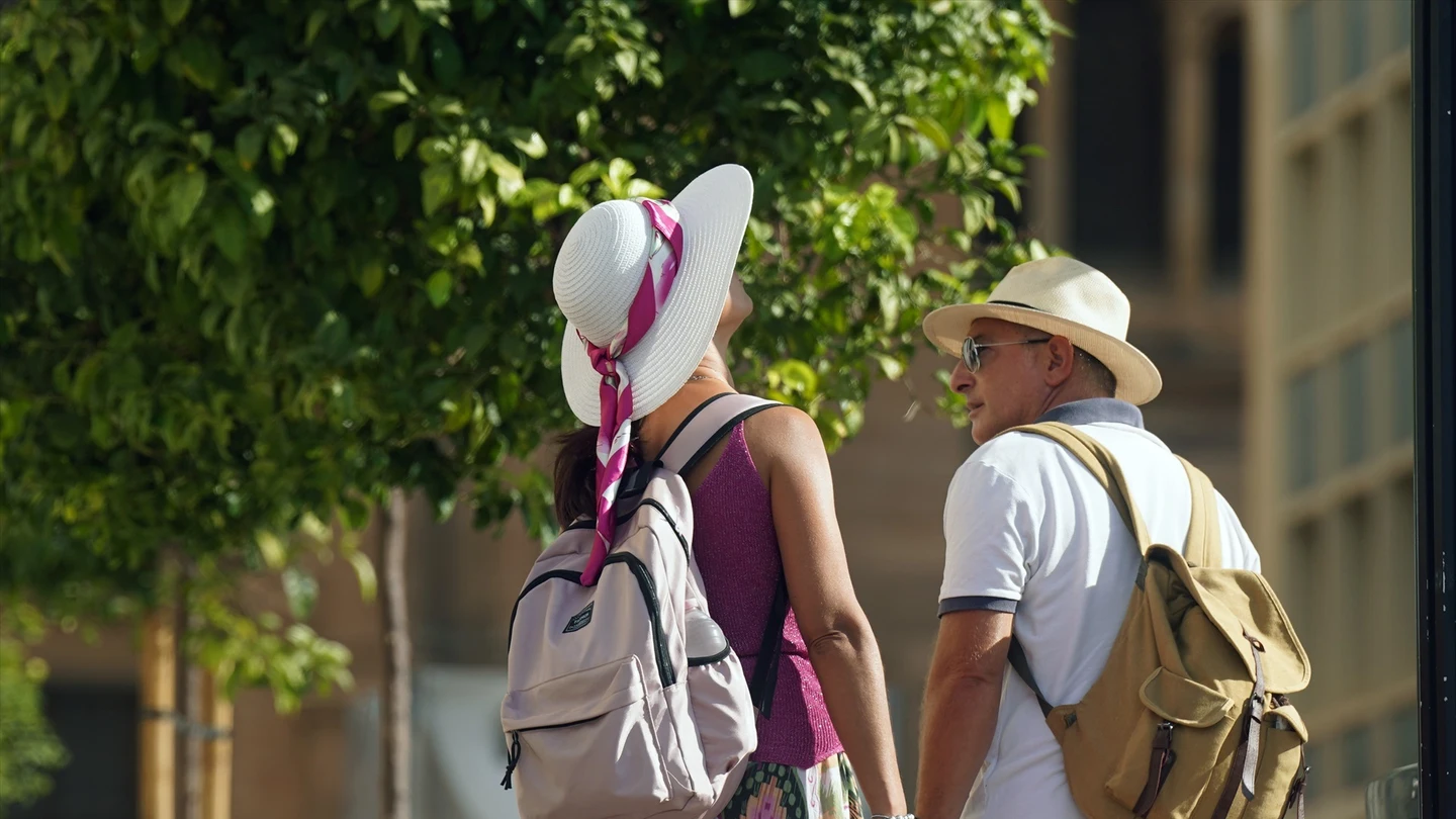 Dos turistas en las calles de Málaga Dos turistas en las calles de Málaga