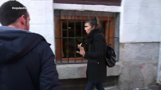 Una vecina de Madrid, tras ser pilada al salir un narcopiso en Lavapiés: "Métete la cámara en el culo" Una vecina de Madrid, tras ser pilada al salir un narcopiso en Lavapiés: "Métete la cámara en el culo"