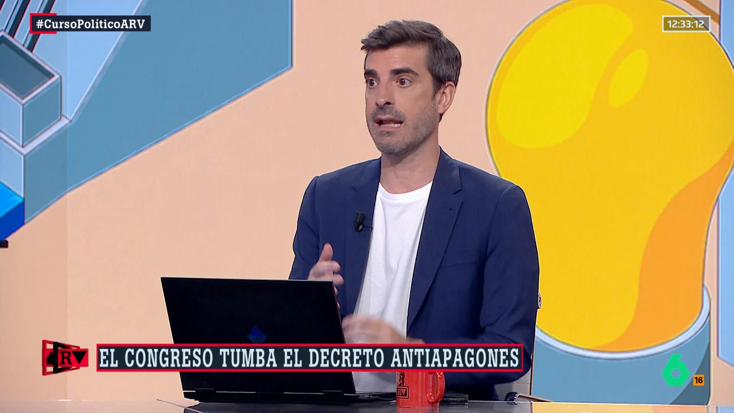 Pablo Simón destaca los hechos con los que el Gobierno tendrá que "lidiar" durante la legislatura: "Junts está a otras cosas y Podemos al 'no'" Pablo Simón destaca los hechos con los que el Gobierno tendrá que "lidiar" durante la legislatura: "Junts está a otras cosas y Podemos al 'no'"