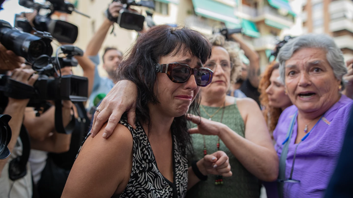Llegada de Juana Rivas con su hijo menor al punto de encuentro familiar Llegada de Juana Rivas con su hijo menor al punto de encuentro familiar
