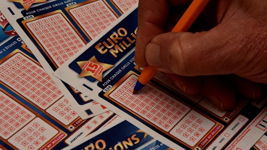 Una persona rellenando una papeleta para participar en el sorteo de Euromillones Una persona rellenando una papeleta para participar en el sorteo de Euromillones