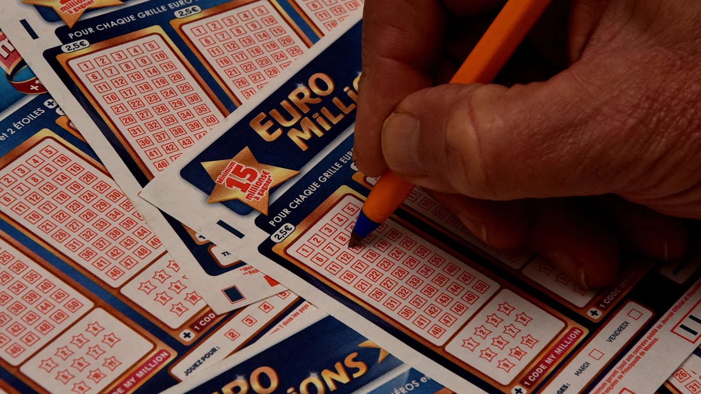 Una persona rellenando una papeleta para participar en el sorteo de Euromillones Una persona rellenando una papeleta para participar en el sorteo de Euromillones