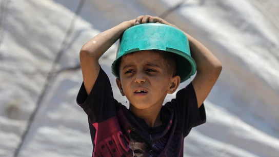 Un niño acude a un punto de distribución de ayuda en la Franja de Gaza este martes. Un niño acude a un punto de distribución de ayuda en la Franja de Gaza este martes.