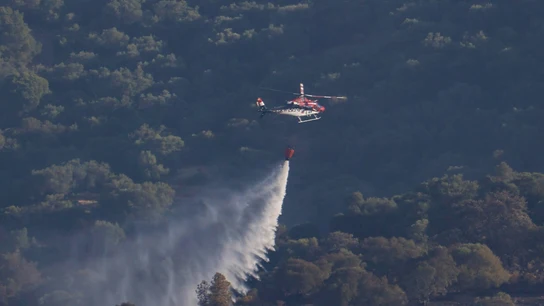 Un helicóptero entre los equipos de extinción que continúan trabajando este miércoles en el incendio forestal de la sierra de Córdoba. Un helicóptero entre los equipos de extinción que continúan trabajando este miércoles en el incendio forestal de la sierra de Córdoba.