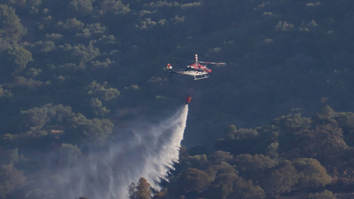 Un helicóptero entre los equipos de extinción que continúan trabajando este miércoles en el incendio forestal de la sierra de Córdoba. Un helicóptero entre los equipos de extinción que continúan trabajando este miércoles en el incendio forestal de la sierra de Córdoba.
