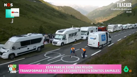 Así es el insólito trabajo de dos operarios en el Tour de Francia: eliminar dibujos obscenos del asfalto Así es el insólito trabajo de dos operarios en el Tour de Francia: eliminar dibujos obscenos del asfalto