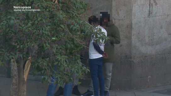 Equipo de Investigación sigue el rastro de los narcos que venden heroína en Vallecas hasta Lavapiés: "Se esconden junto a una zona infantil" Equipo de Investigación sigue el rastro de los narcos que venden heroína en Vallecas hasta Lavapiés: "Se esconden junto a una zona infantil"
