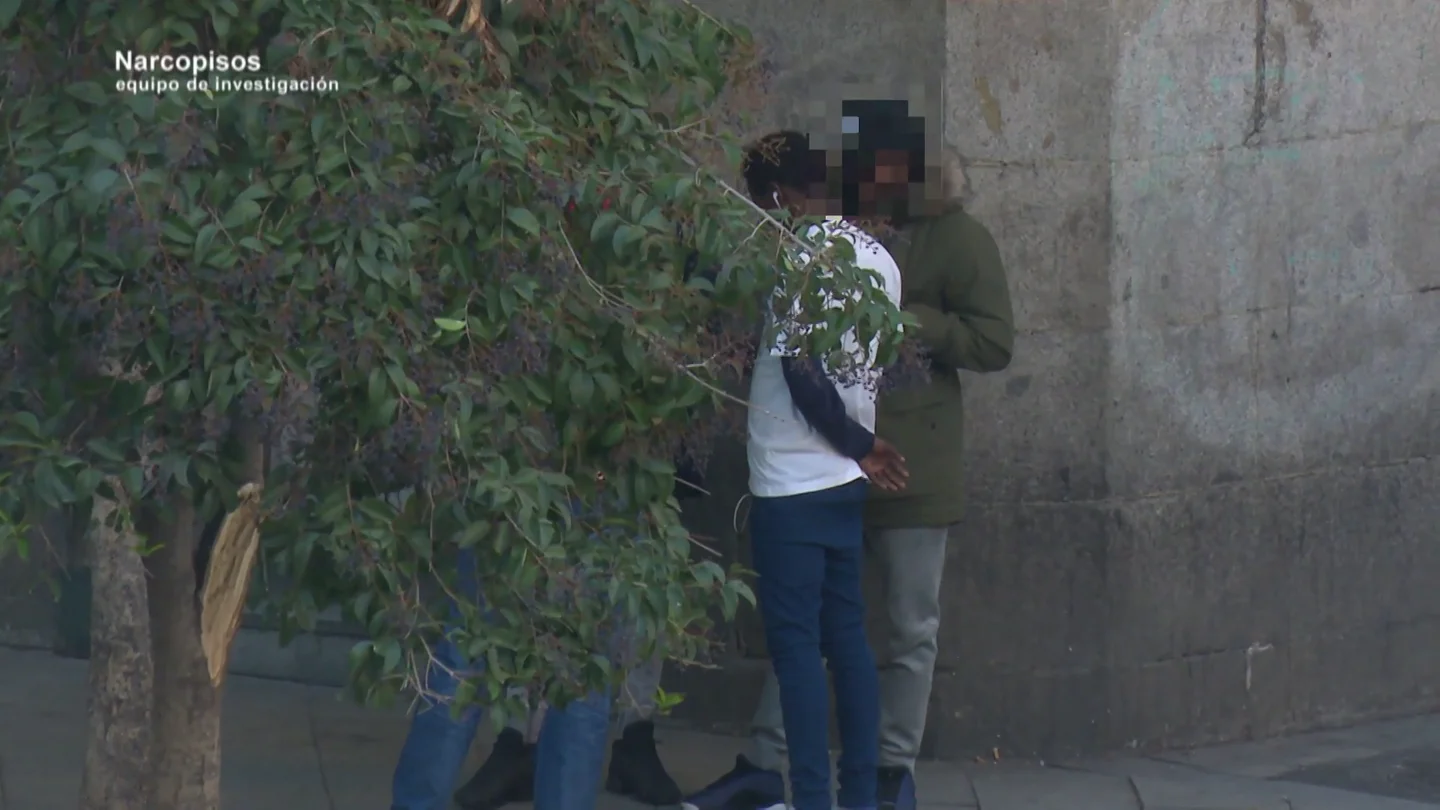 Equipo de Investigación sigue el rastro de los narcos que venden heroína en Vallecas hasta Lavapiés: "Se esconden junto a una zona infantil" Equipo de Investigación sigue el rastro de los narcos que venden heroína en Vallecas hasta Lavapiés: "Se esconden junto a una zona infantil"