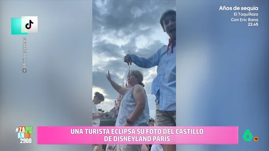 Una turista le revienta su foto en Disneyland y "se hace un Nadal": "A lo mejor es Campanilla, que ha crecido" Jorge Yorya se 'indigna' al ver cómo una turista se pone en medio de la foto original que un chico pretendía hacerse con el castillo de Disneyland Paris. Sin embargo, Dani Mateo se percata que, además, la mujer "se saca la braga del culo".