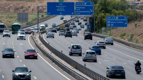 Varios vehículos en la autovía A5, a 24 de julio de 2024, en Madrid
