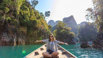 Mujer de vacaciones en un entorno natural