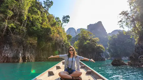 Mujer de vacaciones en un entorno natural Mujer de vacaciones en un entorno natural