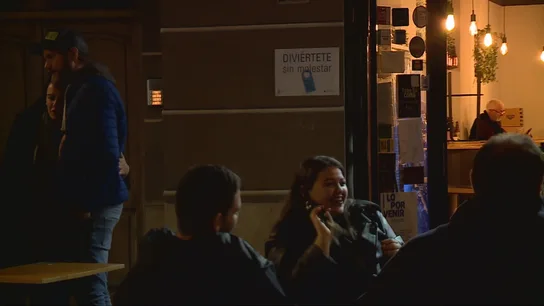 Sombrillas que 'apagan' el ruido y luces que te piden bajar la voz: así funciona el nuevo sistema de terrazas silenciosas en Valencia Sombrillas que 'apagan' el ruido y luces que te piden bajar la voz: así funciona el nuevo sistema de terrazas silenciosas en Valencia