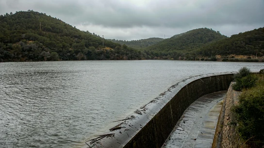 Vista del embalse de Foix al 100% de su capacidad. Vista del embalse de Foix al 100% de su capacidad.
