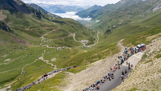 Ciclistas a su paso por el Col du Tourmalet durante la decimocuarta etapa del Tour 2024 Ciclistas a su paso por el Col du Tourmalet durante la decimocuarta etapa del Tour 2024