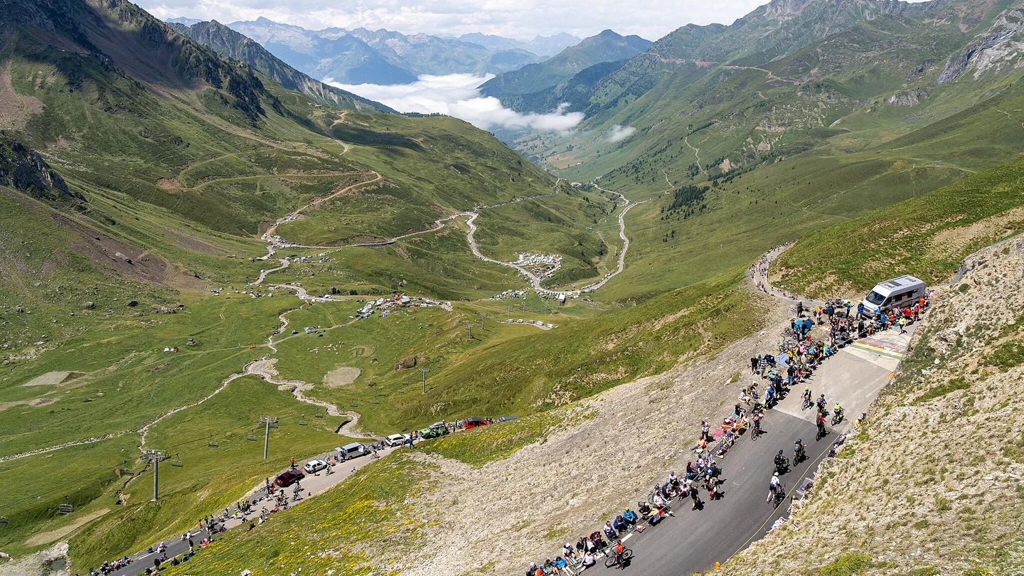 Ciclistas a su paso por el Col du Tourmalet durante la decimocuarta etapa del Tour 2024 Ciclistas a su paso por el Col du Tourmalet durante la decimocuarta etapa del Tour 2024