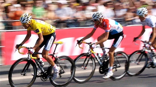 Carlos Sastre luciendo el maillot amarillo durante el Tour de Francia de 2008 Carlos Sastre luciendo el maillot amarillo durante el Tour de Francia de 2008