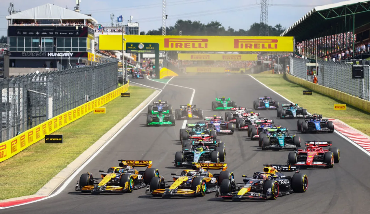 Oscar Piastri, Lando Norris y Max Verstappen, peleando durante la salida del GP de Hungría 2024