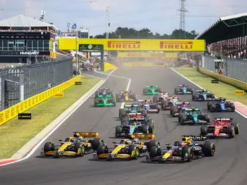 Oscar Piastri, Lando Norris y Max Verstappen, peleando durante la salida del GP de Hungría 2024 Oscar Piastri, Lando Norris y Max Verstappen, peleando durante la salida del GP de Hungría 2024