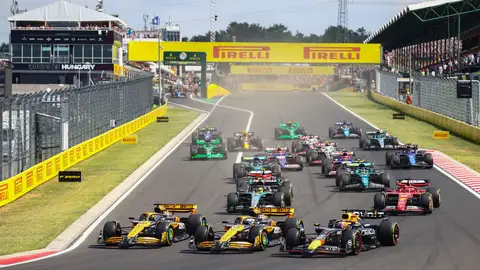 Oscar Piastri, Lando Norris y Max Verstappen, peleando durante la salida del GP de Hungría 2024 Oscar Piastri, Lando Norris y Max Verstappen, peleando durante la salida del GP de Hungría 2024