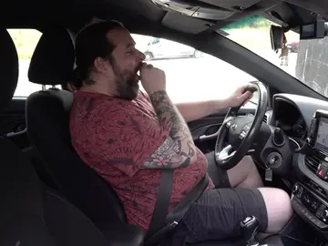 Hombre bostezando Hombre bostezando