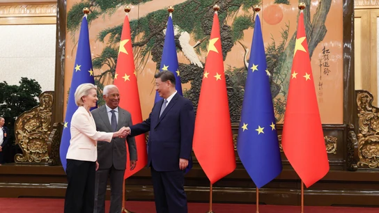 La presidenta de la Comisión Europea, Ursula von der Leyen, y el presidente del Consejo Europeo, Antonio Costa, se reúnen con el presidente de China, Xi Jinping, en el marco de la cumbre UE-China. La presidenta de la Comisión Europea, Ursula von der Leyen, y el presidente del Consejo Europeo, Antonio Costa, se reúnen con el presidente de China, Xi Jinping, en el marco de la cumbre UE-China.