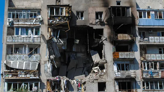 Guerra Rusia-Ucrania, en directo | Ucrania pide un alto el fuego y Rusia responde con un nuevo bombardeo con más de 100 drones Vista general de los daños causados por un ataque ruso con drones en un edificio residencial en Odesa, Ucrania, el 24 de julio de 2025.