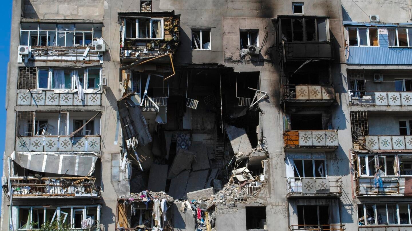 Vista general de los daños causados por un ataque ruso con drones en un edificio residencial en Odesa, Ucrania, el 24 de julio de 2025.