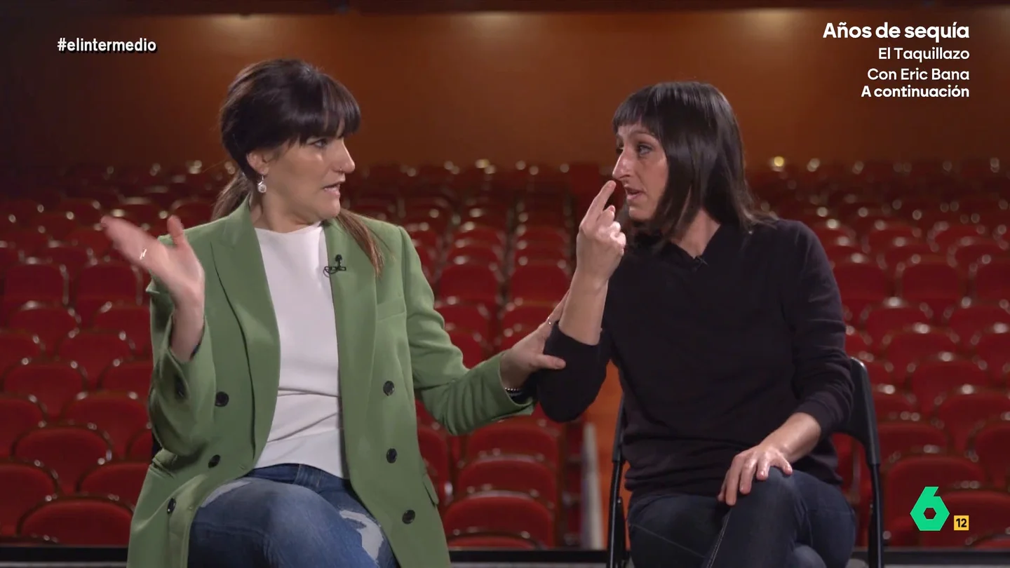 Rozalén, sobre Beatriz Romero, su intérprete de lengua de signos: "Cuando la gente piensa en Rozalén también la ve a ella" "No puedo tener determinado discurso, tener la oportunidad de conocer a alguien como Bea y que no compartiéramos esto", comenta Rozalén, que en este vídeo conversaba, junto a su intérprete de lengua de signos, con Inés Rodríguez.