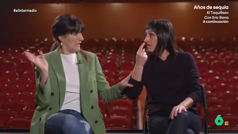 Rozalén, sobre Beatriz Romero, su intérprete de lengua de signos: "Cuando la gente piensa en Rozalén también la ve a ella" "No puedo tener determinado discurso, tener la oportunidad de conocer a alguien como Bea y que no compartiéramos esto", comenta Rozalén, que en este vídeo conversaba, junto a su intérprete de lengua de signos, con Inés Rodríguez.