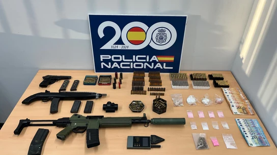 Intervenidas en Terrassa dos armas de guerra y una pistola a dos detenidos vinculados con un grupo de narcotraficantes Intervenidas en Terrassa dos armas de guerra y una pistola a dos detenidos vinculados con un grupo de narcotraficantes