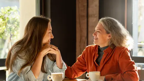 Amigas tomando café.  Amigas tomando café.