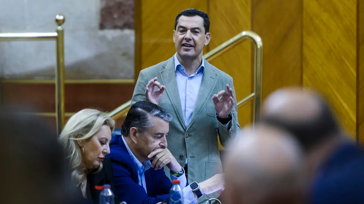 Enganchón en Andalucía: varios grupos políticos acusan a Juanma Moreno de "mentir" en su currículum