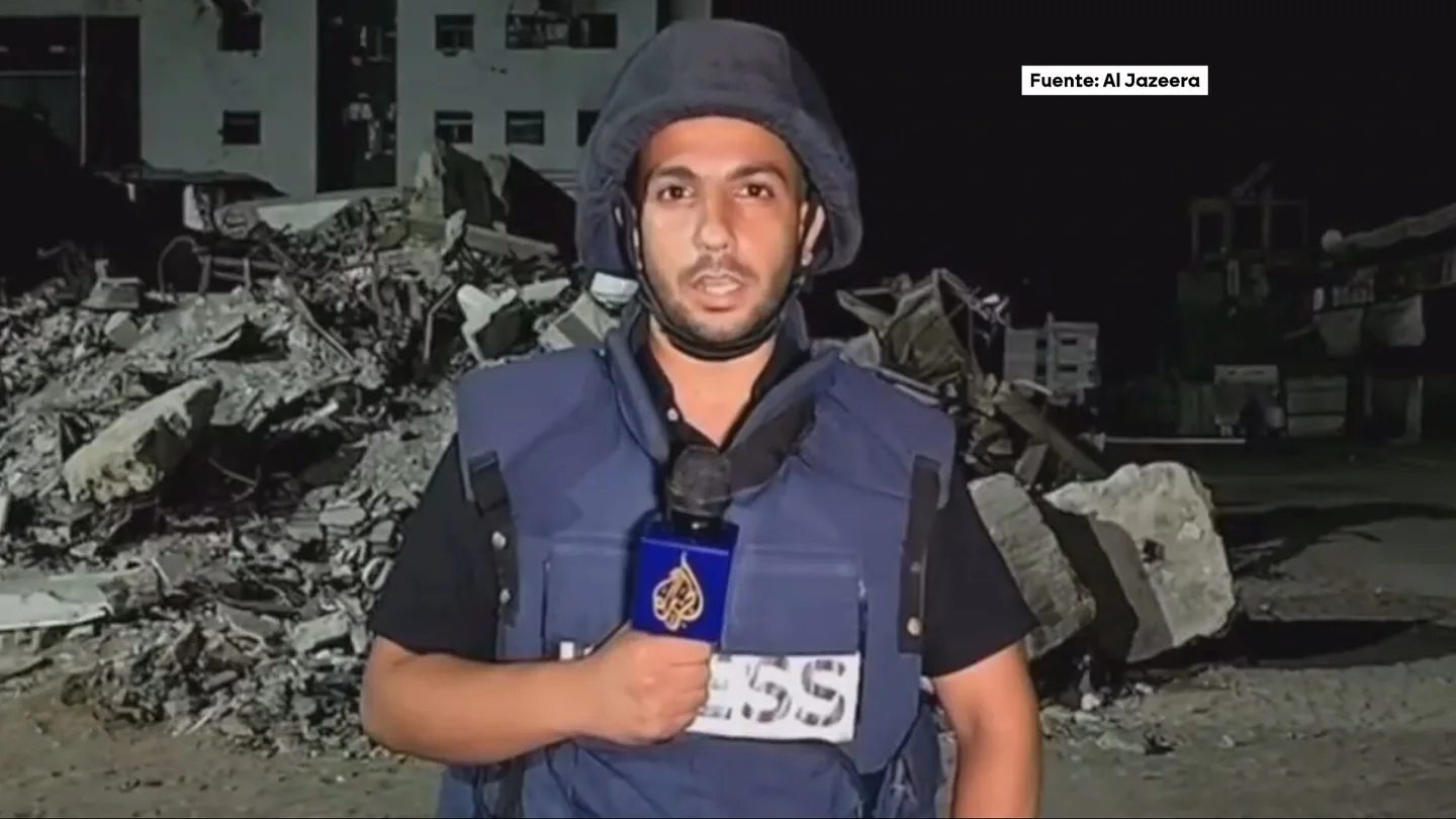 Anas Al-Sharif, el periodista de Al Jazeera perseguido por Israel que cuenta el genocidio en Gaza. Anas Al-Sharif, el periodista de Al Jazeera perseguido por Israel que cuenta el genocidio en Gaza.