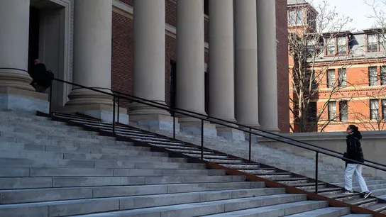 Fotografía de archivo que muestra la fachada de la Biblioteca Harry Elkins Widener, en la Universidad de Harvard. Fotografía de archivo que muestra la fachada de la Biblioteca Harry Elkins Widener, en la Universidad de Harvard.