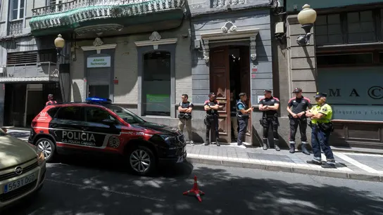 Agentes de la Policía Canaria registras por orden judicial la sede en Las Palmas de Gran Canaria Quórum Social 77 Agentes de la Policía Canaria registras por orden judicial la sede en Las Palmas de Gran Canaria Quórum Social 77
