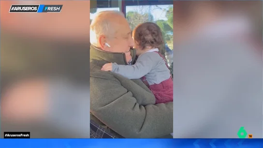 El emotivo vídeo viral de un abuelo con su nieto: "Lo único que quiere el bebé es darle un abrazo" El emotivo vídeo viral de un abuelo con su nieto: "Lo único que quiere el bebé es darle un abrazo"