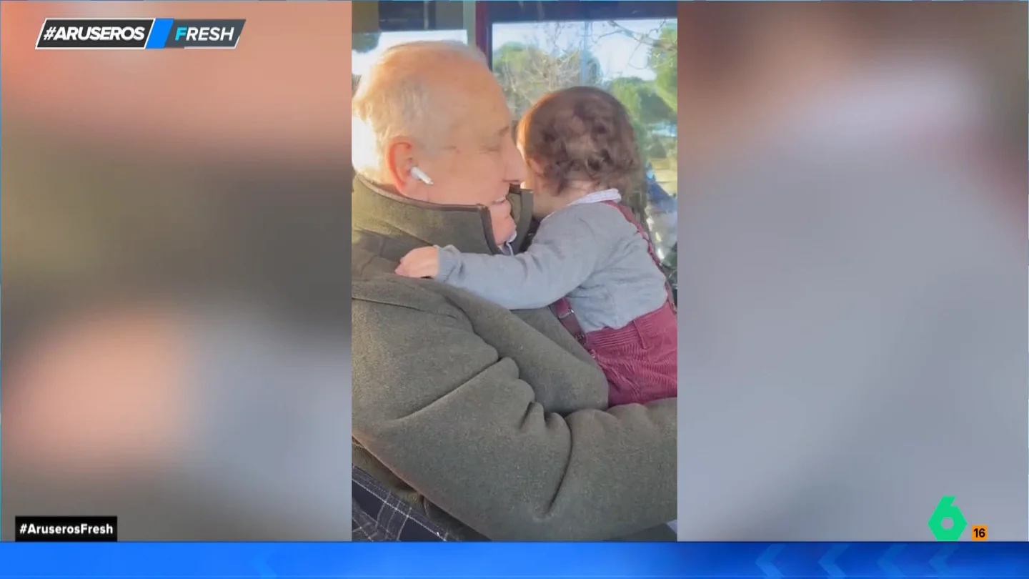El emotivo vídeo viral de un abuelo con su nieto: "Lo único que quiere el bebé es darle un abrazo" El emotivo vídeo viral de un abuelo con su nieto: "Lo único que quiere el bebé es darle un abrazo"