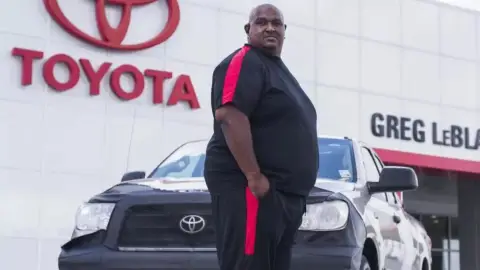 Víctor Sheppard, junto con su modelo Tundra del 2007 Víctor Sheppard, junto con su modelo Tundra del 2007