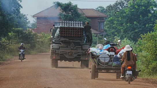 Camboyanos conducen detrás de un vehículo militar para la evacuación en la provincia de Oddar Meanchey, Camboya, este viernes. Camboyanos conducen detrás de un vehículo militar para la evacuación en la provincia de Oddar Meanchey, Camboya, este viernes.