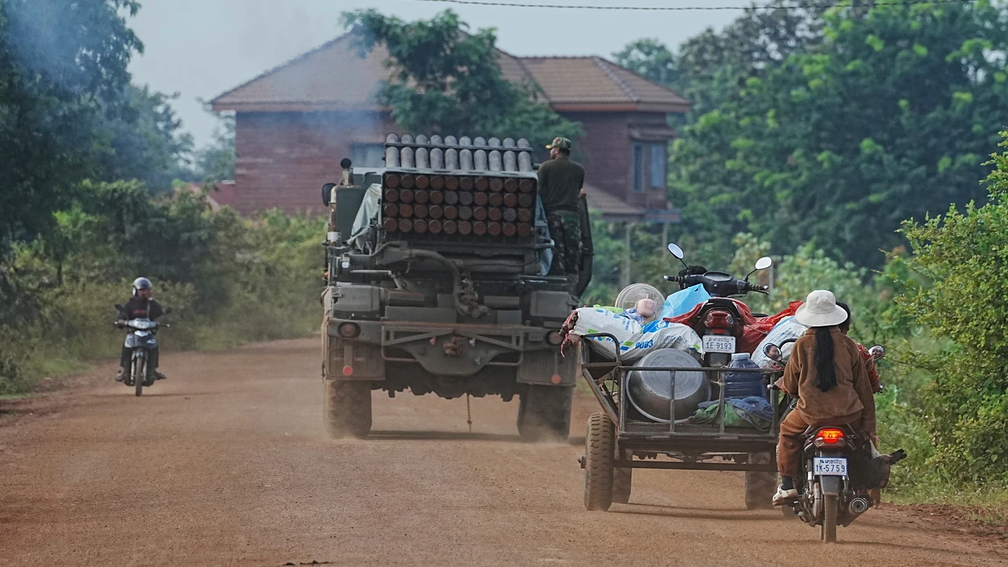 Camboyanos conducen detrás de un vehículo militar para la evacuación en la provincia de Oddar Meanchey, Camboya, este viernes. Camboyanos conducen detrás de un vehículo militar para la evacuación en la provincia de Oddar Meanchey, Camboya, este viernes.